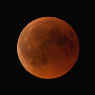 Lune rouge, vue de Lonsee en Allemagne à 20:53 UTC.