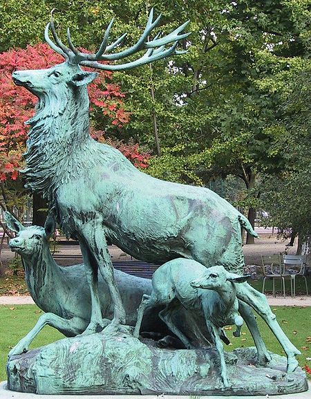 Luxembourg statue cerf daims