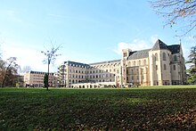 Lycée Privé Sainte Geneviève - Bâtiment Notre-Dame et chapelle.jpg