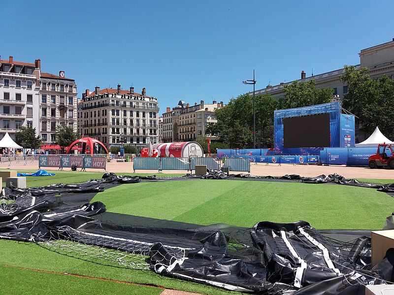 File:Lyon 2e - Place Bellecour, FIFA Fan Experience 2019 (3).jpg