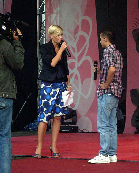 File:Małgorzata Kożuchowska with amateur chosen on the entertainment casting session performs the scene of the TV series 'M jak miłość' - 2.jpg