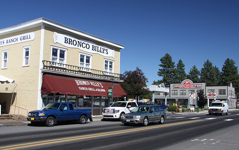 File:Main road in Sisters town, Oregon in 2011 (2).JPG