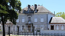 Fotografía en color de un ayuntamiento (edificio administrativo) en Laloubère, Francia.