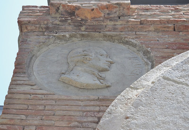 File:Medalló amb imatge d'Andreu Piquer de la porta de l'antiga facultat de Medicina, València.JPG