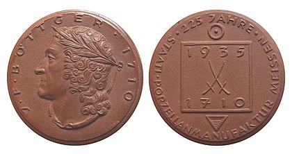 Medalha comemorativa de porcelanato marrom do aniversário de 225 anos da fábrica de porcelana em Meissen, celebrado em 1935. O anverso representa o retrato de Johann Friedrich Böttger, o inventor do grês que leva seu nome. O reverso mostra o emblema típico de espadas cruzadas da cerâmica de Meissen e as datas do jubileu (definição 3 717 × 1 961)