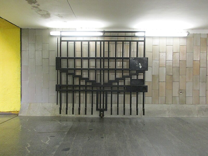 File:Metro B-Smíchovské nádraží, mříže (01).jpg