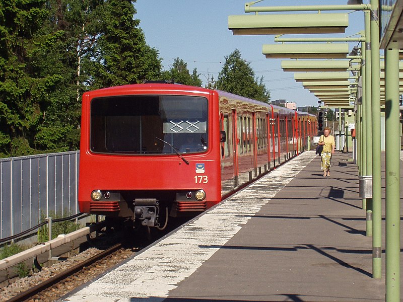 File:Metro Helsinki Kulosaari Train.JPG