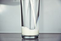 כוס חלב פרה