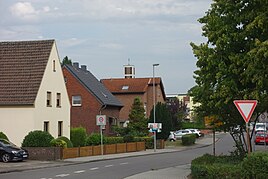 Entrance to Eick-West, in the background the steeple of the Church of St. Ida