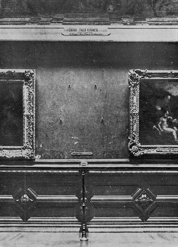 Vacant wall in the Salon Carré, Louvre after theft of the Mona Lisa