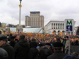 Een demonstratie op een plein met oranje vlaggen