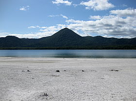 Вид на вулкан с южного берега озера Усори (2009)