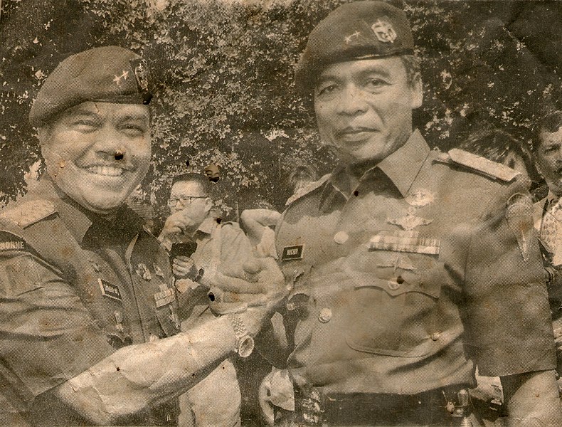 File:Muchdi Purwoprandjono and Syahrir MS.jpg