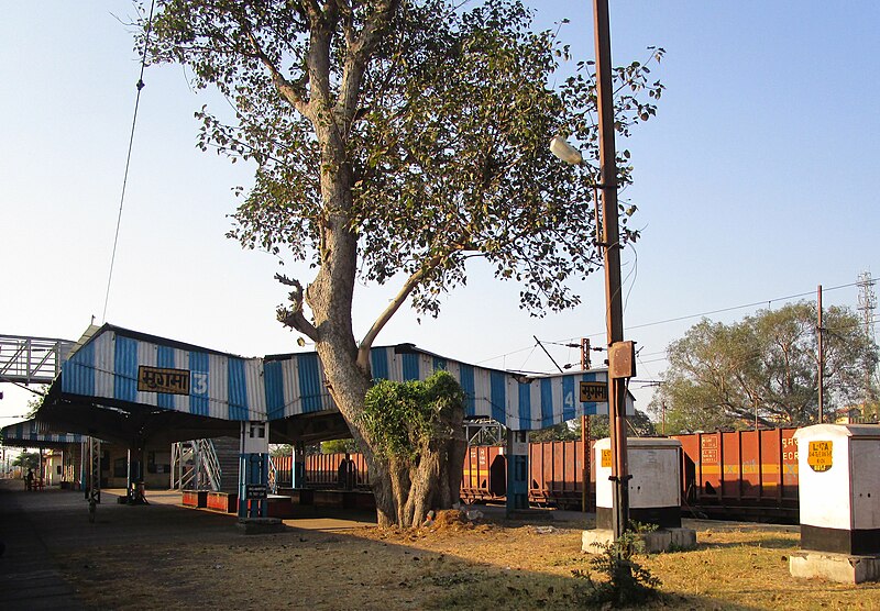 File:Mugma Railway Station platform.JPG