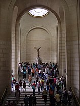 Escala del Museu del Louvre a París, amb la Victòria de Samotràcia