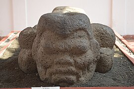 Opferaltar mit negroid wirkendem Kopf im Museo Regional Tuxteco