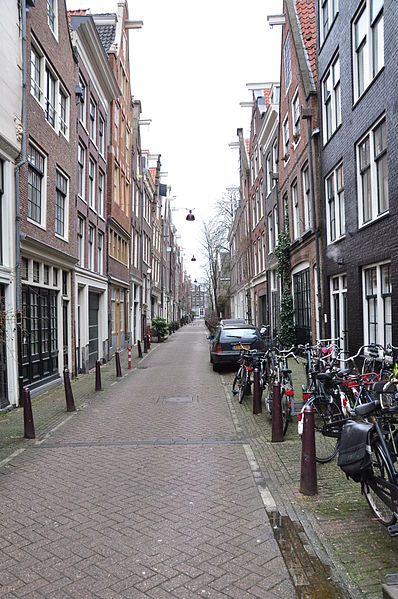 File:Narrow street (5822054438).jpg