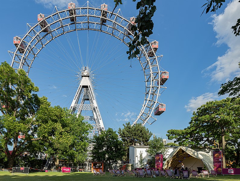 File:Nina Hartmann 2020-07-12 Wiener Kultursommer Kaiserwiese 02 Riesenrad.jpg