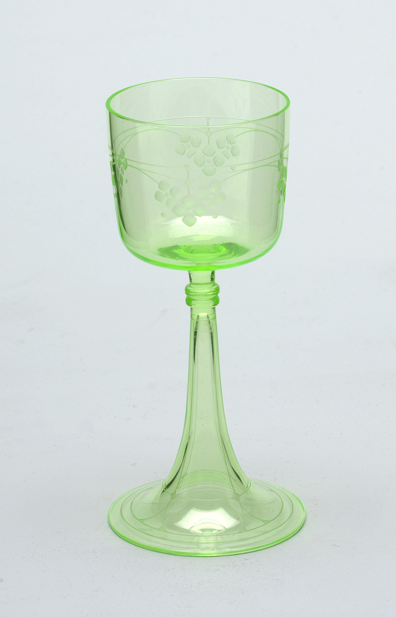 https://upload.wikimedia.org/wikipedia/commons/thumb/f/f8/No._222_Rhine_Wine_Glass%2C_1905_%28CH_18731875%29.jpg/1316px-No._222_Rhine_Wine_Glass%2C_1905_%28CH_18731875%29.jpg
