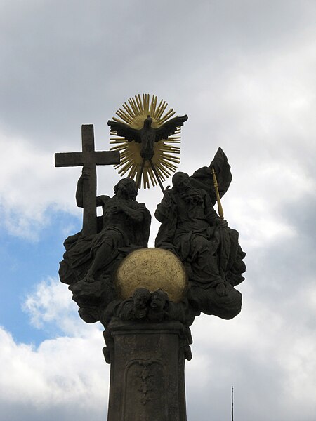 File:Nové Město nad Metují, sloup se sousoším Nejsvětější Trojice 02.jpg