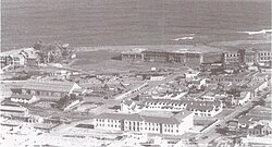 Obras de la Gobernación Militar de Comodoro Rivadavia. En el lado izquierdo se divisa al ex Hotel de Turismo edificios y otros edificios públicos en construcción y la reclamación hecha al mar con ayuda del ferrocarril económico a Punta Piedras.