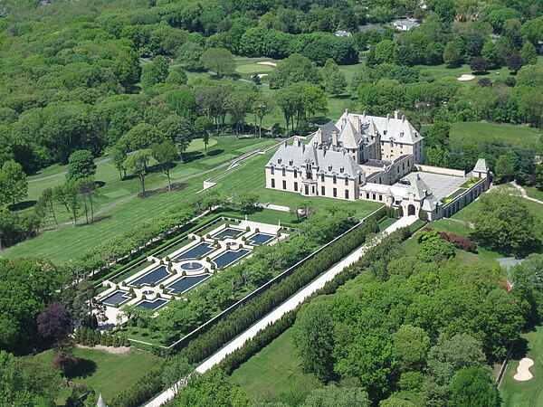 Aerial view of the castle and its gardens (2009)