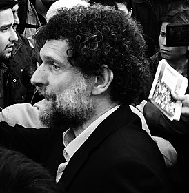 Осман Кавала во время поминовения столетия геноцида армян возле площади Таксим в Стамбуле (2015)