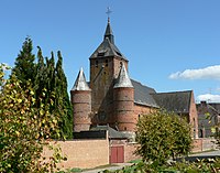 L'église fortifiée vue côté façade.