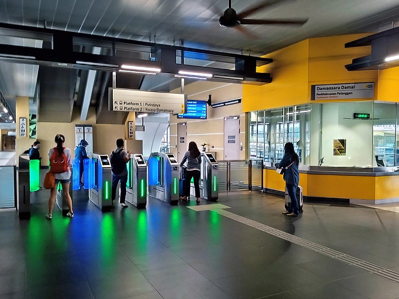 File:PY05 Damansara Damai MRT Concourse 20221213 104748.jpg