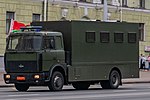 Paddy wagon avec drapeau et plaque d'immatriculation couverte (Minsk, Biélorussie).jpg