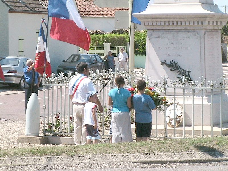 File:Pagny le chateau 14 juillet 2005.jpg