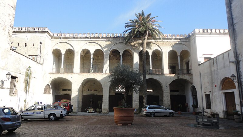 File:Palazzo Sanchez Sant'Arpino - Atrio 1.JPG