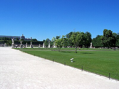 Lawns in Paris : please stay off this one