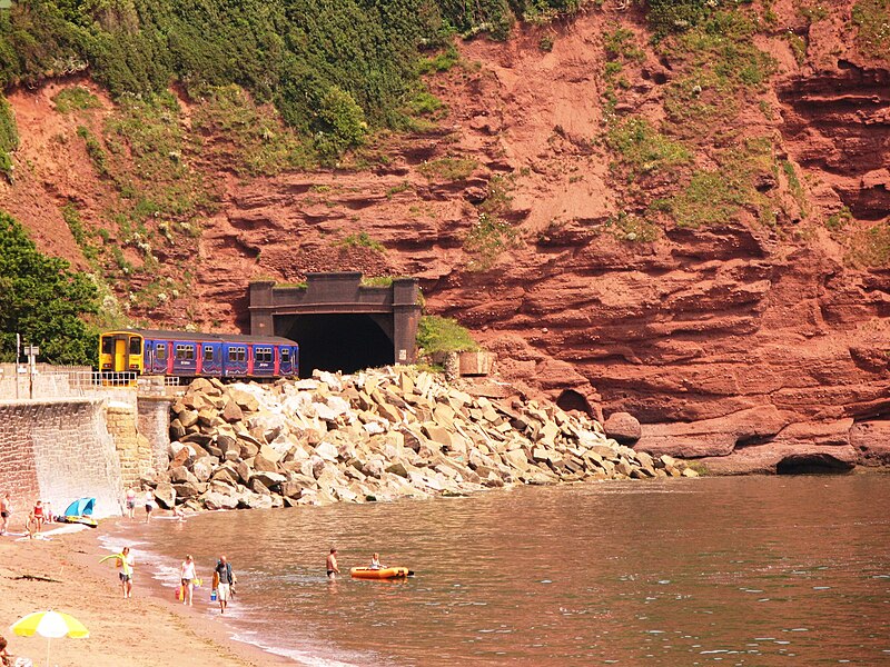 File:Parsons Tunnel - FGW 150244 in new livery.jpg