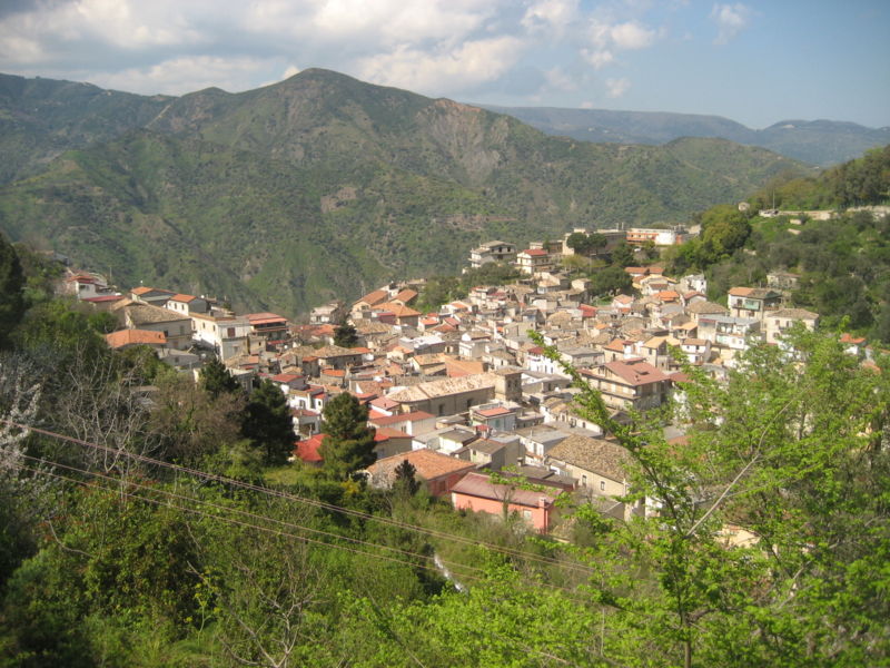 File:Pazzano (paese).jpg