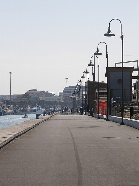 File:Pescara 2008 -trabocco sul porto canale di Pescara- by-RaBoe 026.jpg