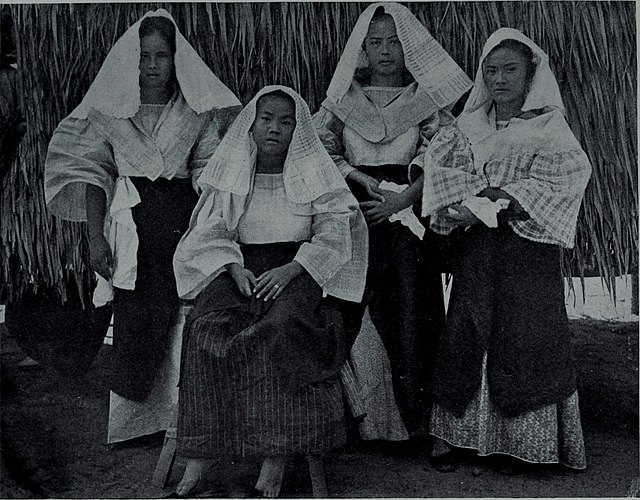 Filipinas ready for church, 1905