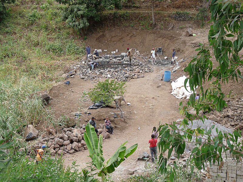 File:Pico da Antonia-Construction d'un petit barrage.jpg