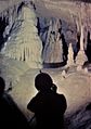 Uomo davanti a una stalagmite