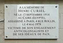 Plaque commémorative de l'assassinat d'Henri Curiel rue Rollin, Paris