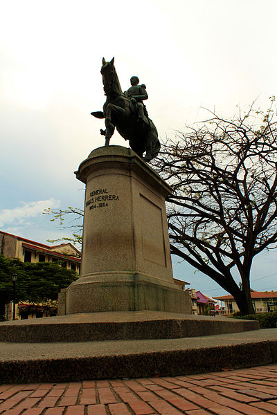 File:Plaza Herrera CASCO ANTIGUO.JPG