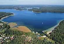 Zdjęcie wykonane z powietrza. Przedstawia jezioro Niesłysz widziane z powietrza od południowego-wschodu. Widoczna jest zabudowa rekreacyjna skupiona w miejscowości Niesulice.