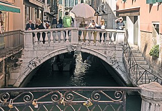 Ponte dei Bareteri bridge on Avenue of the Haberdashers , in Venice