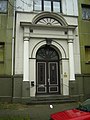 Früher das Portal der Volksschule, die im WK II zerstört wurde, diente dieser Eingang in der Hardenstraße 51 jahrzehntelang dem Ortsamt Veddel-Rothenburgsort als Entree.