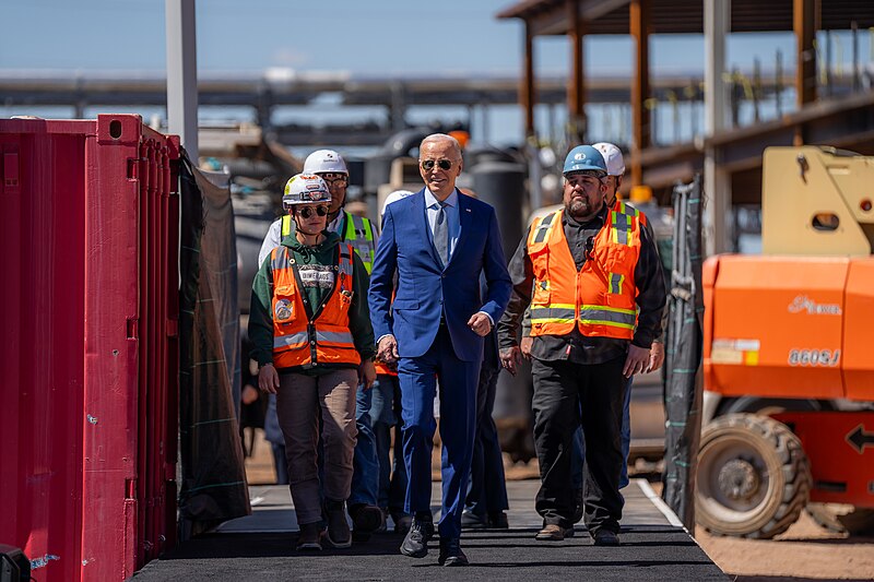 File:President Joe Biden and union members building Intel's Ocotillo Campus before $20 billion in investments to ramp up production of semiconductor chips under the CHIPS & Science Act on March 20, 2024, in Chandler, Arizona.jpg