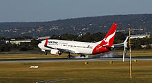 Qantas Boeing 737-800 in kangaroo livery Qantas 737-800 landing runway 03 (8117771186).jpg