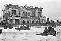Mitrailleurs soviétiques en position défensive à la gare de Pouchkine, durant le siège de Léningrad