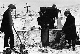 Staatliche Eintreiber finden auf einem Friedhof versteckte Weizensäcke (1. November 1930)