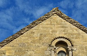 Façade de l'église de Raix. Détail de la partie supérieure