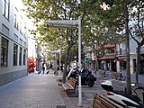 Rambla Josep Anselm Clavé. Hi havia pocs cotxes perquè, a més de ser un diumenge d'agost a la tarda, la tanquen al trànsit per la pandèmia.